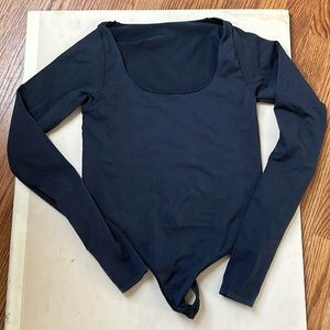 SKIMS ESSENTIAL LONG SLEEVE SCOOP NECK BODYSUIT | ONYX
